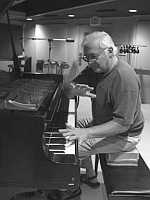 2007-06-19 05:21 Gosport 288×384×8 (13611 bytes) Photo of Paul Bley, recording solo piano in 2006, photographed by Carol Goss.